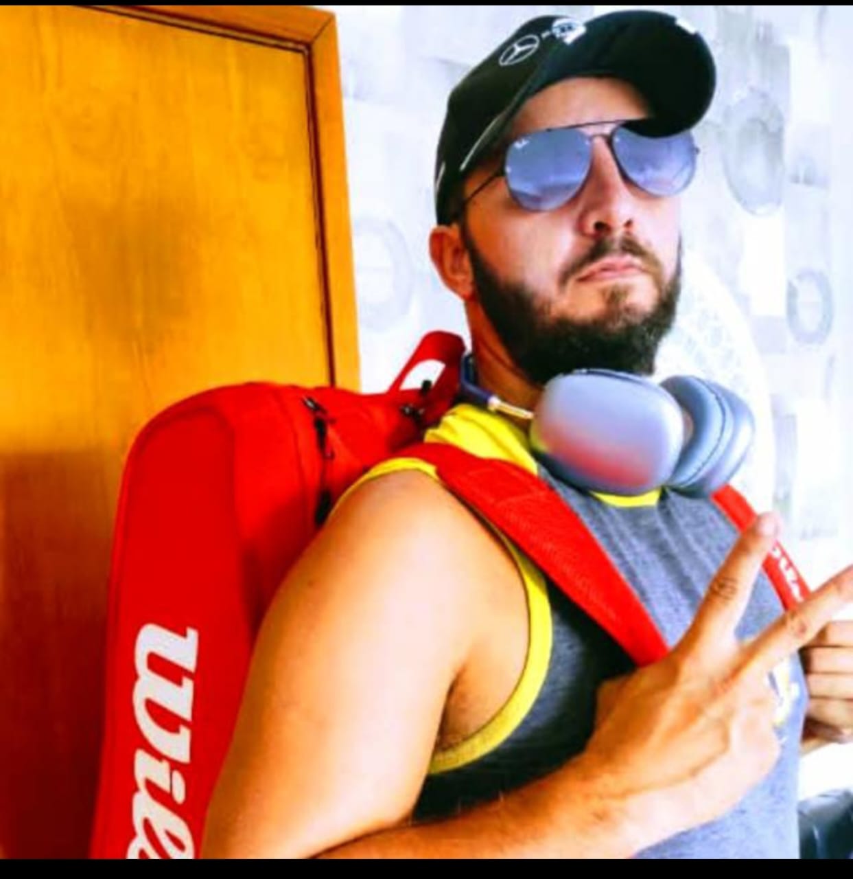 Marcos Moraes, professor de tênis em São Paulo, com sua raqueteira Wilson